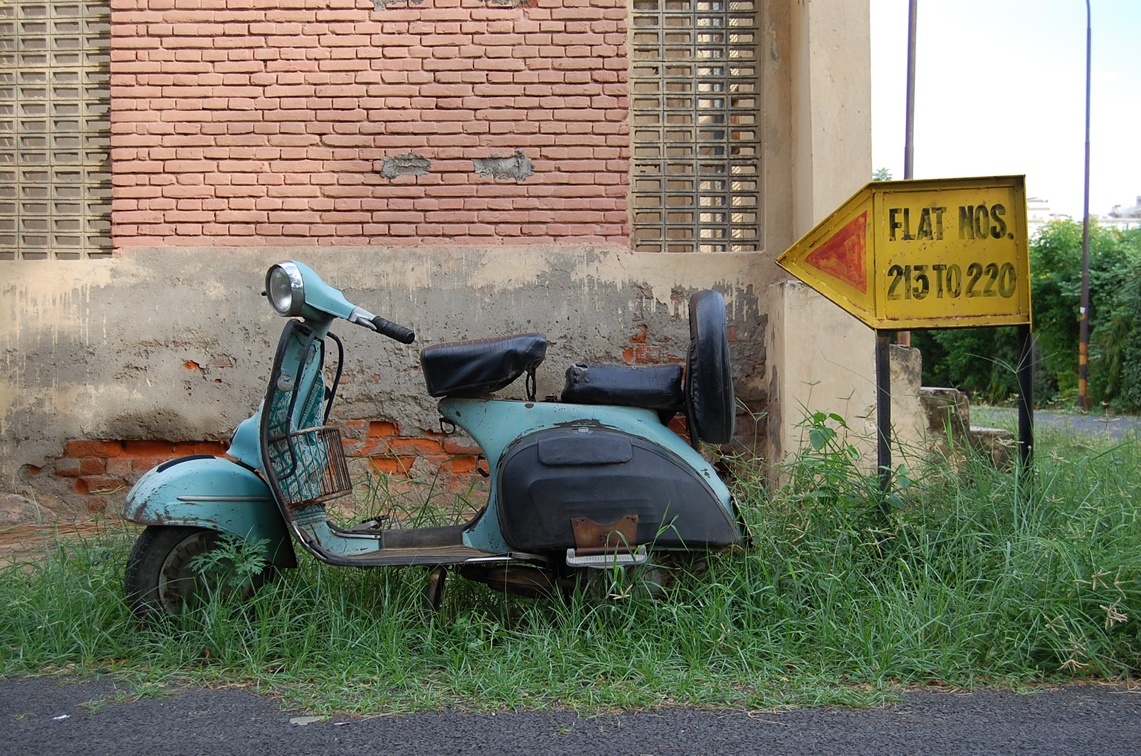 Vintage Vespa aan een Brugse muur